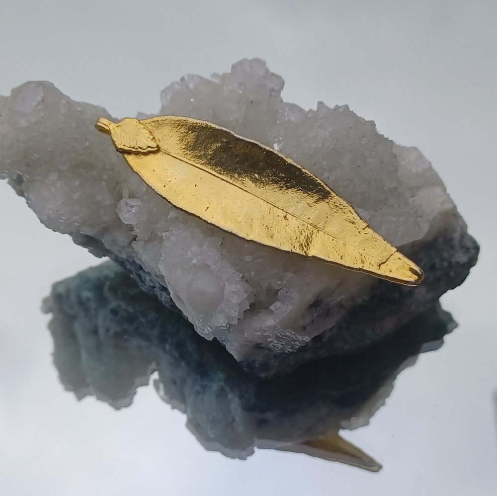 Rich gold color leaf pendant/pin combo.